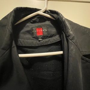 Women’s raincoat with zip in lining.